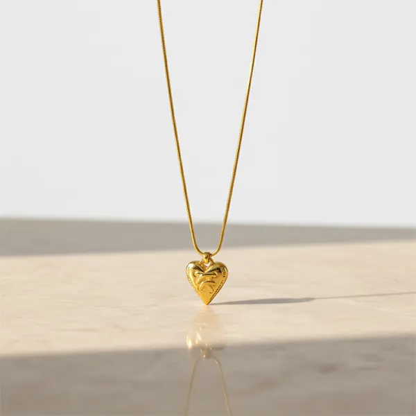 Elegant_Heart_Gold_Pendant