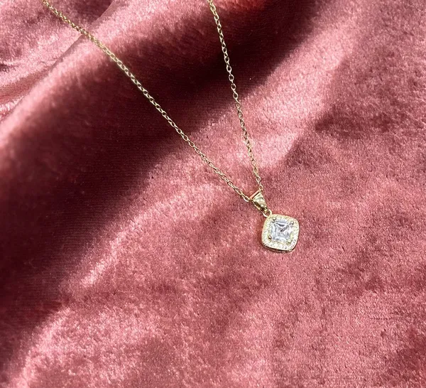 Radiant_Crystal_Square_Pendant
