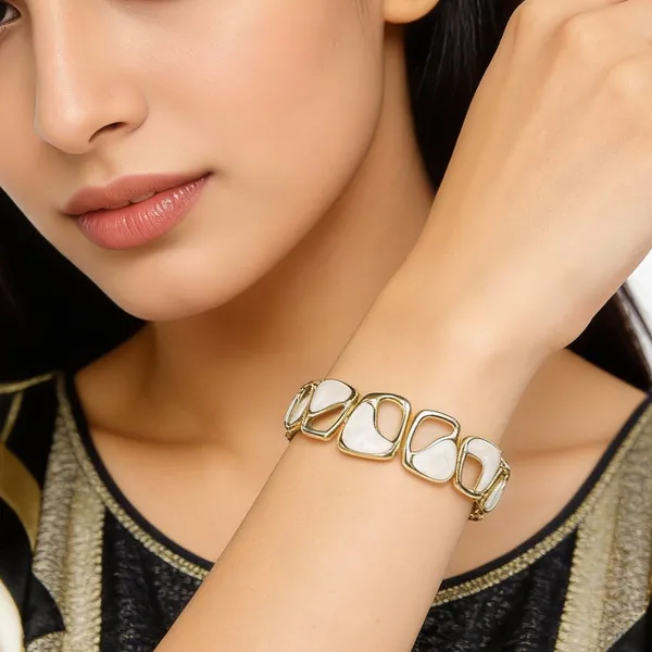 Pearl_Essence_Statement_Bracelet