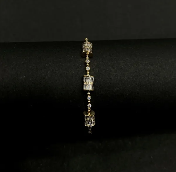 Elegant_Gold_Bracelet