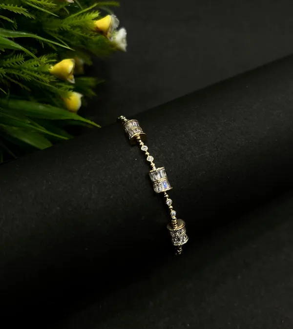 Elegant_Gold_Bracelet