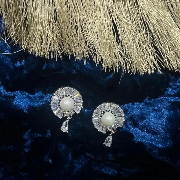 Elegant_Pearl_Earrings