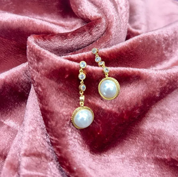 Pearl_Glow_Earrings