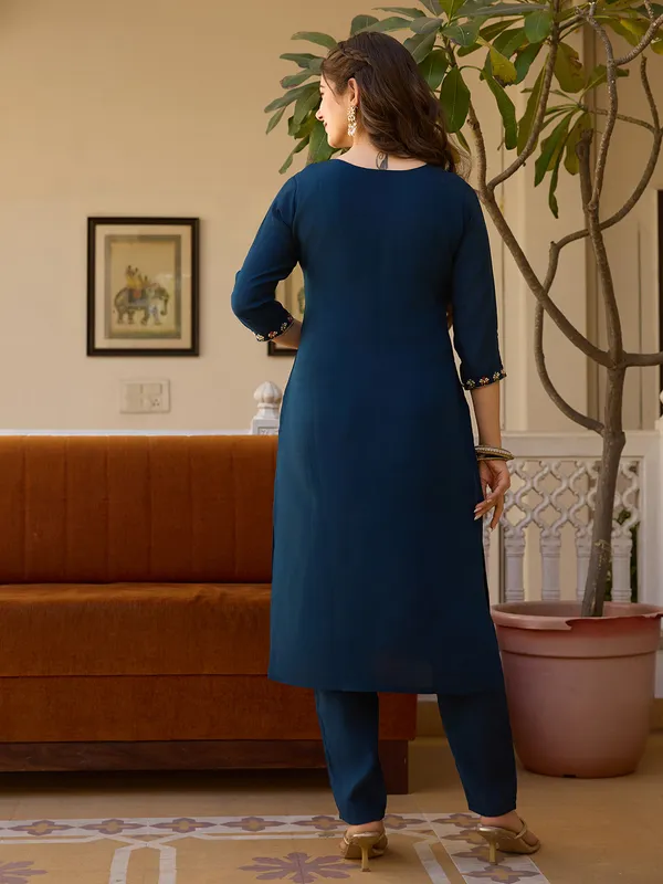 Navy_Blue_Embroidered_Kurta_Set_With_Floral_Dupatta