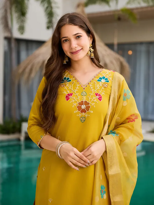 Yellow_Floral_Embroidered_Cotton_Kurta_Set_For_Women