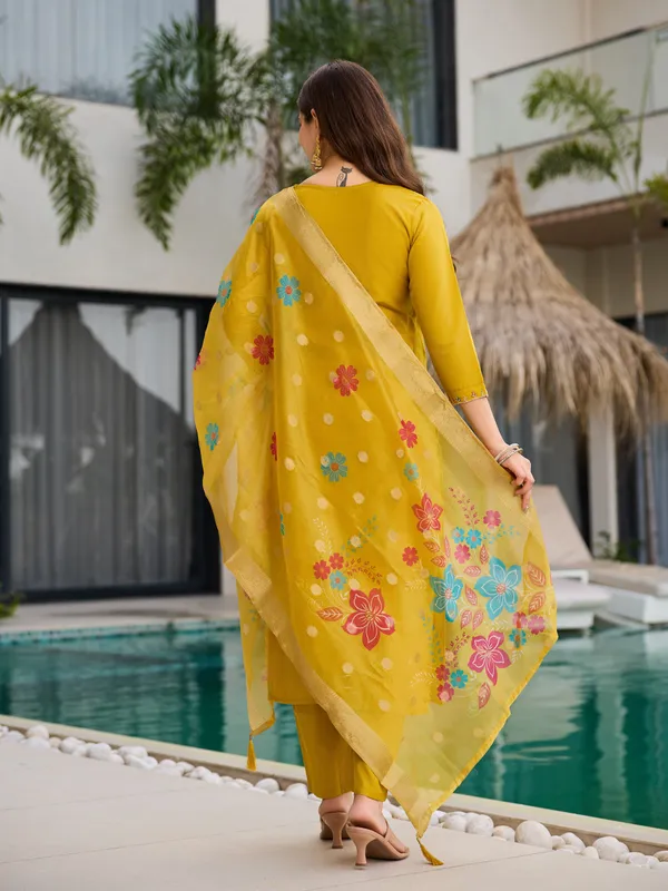 Yellow_Floral_Embroidered_Cotton_Kurta_Set_For_Women