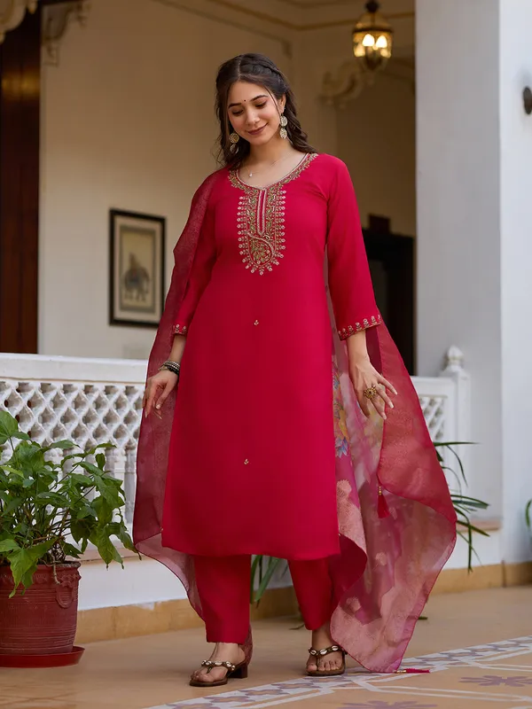 Red_Roman_Silk_Straight_Embroidered_Kurta_Set_For_Women