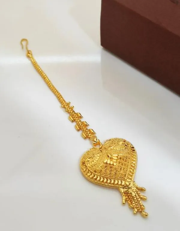Traditional_Golden_Maang_Tikka_With_Intricate_Heart_Design