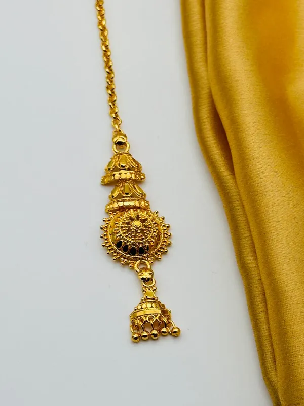 Traditional_Gold_Toned_Maang_Tikka_With_Jhumka_Pendant