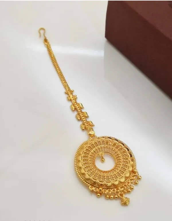 Traditional_Gold_Plated_Maang_Tikka_With_Intricate_Circular_Pendant