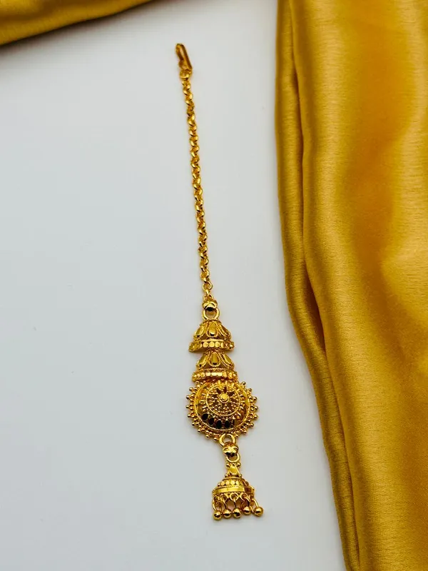 Traditional_Gold_Toned_Maang_Tikka_With_Jhumka_Pendant