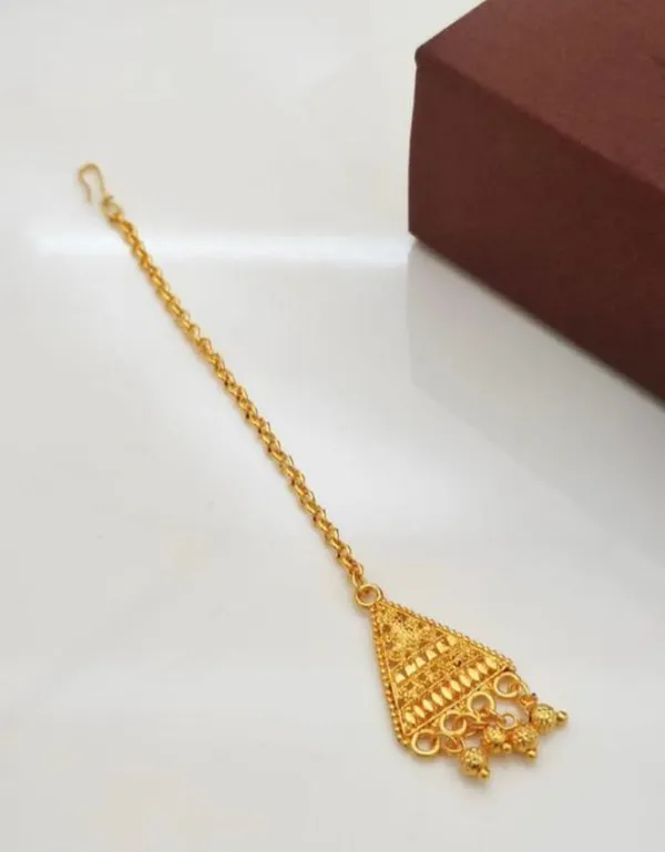 Traditional_Gold_Plated_Maang_Tikka_With_Intricate_Detailing