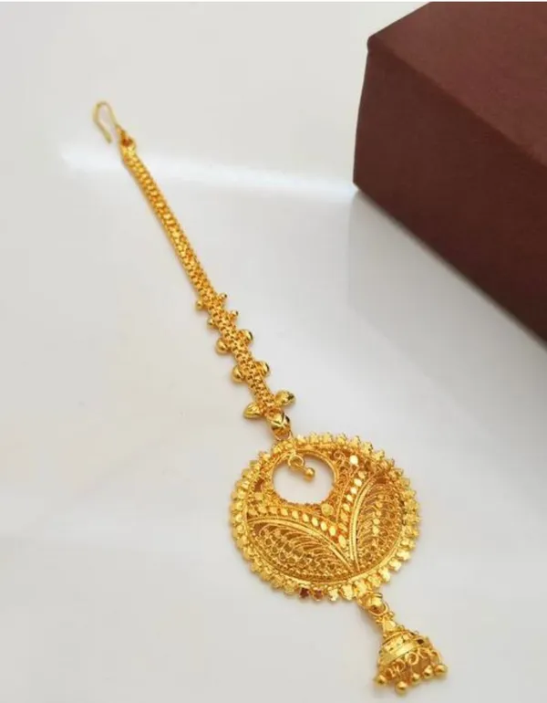 Traditional_Gold_Toned_Maang_Tikka_With_Paisley_Design_And_Jhumka_Drop