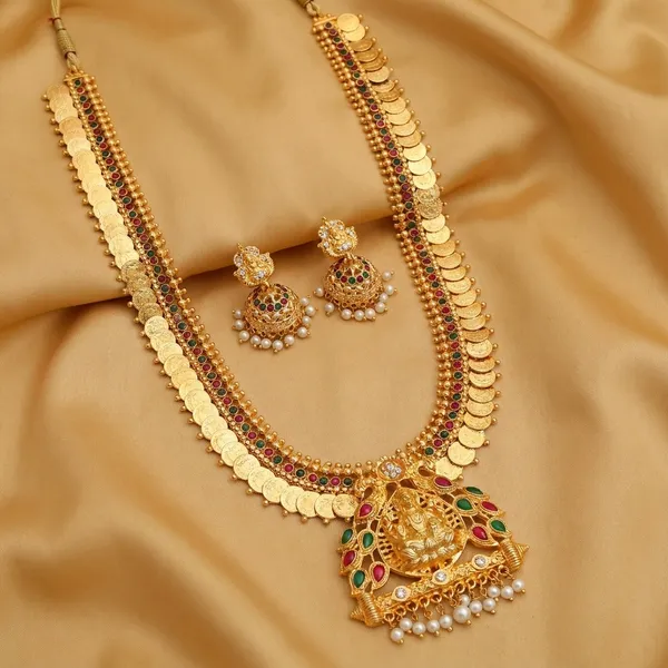 Traditional_Gold_Toned_Maang_Tikka_With_Paisley_Design_And_Jhumka_Drop