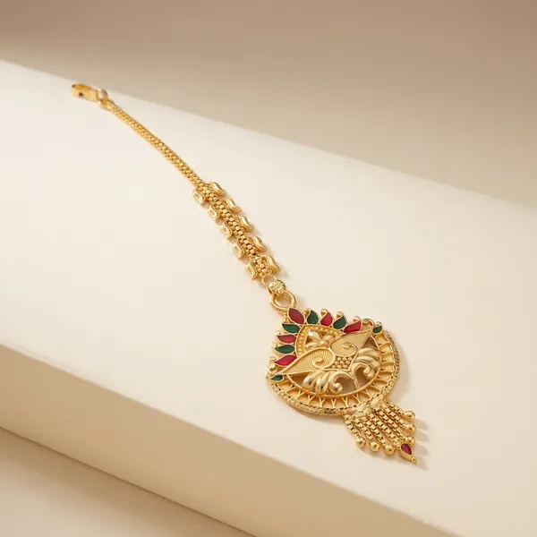 Traditional_Gold_Toned_Maang_Tikka_With_Intricate_Detailing