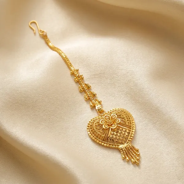 Traditional_Gold_Plated_Maang_Tikka_With_Intricate_Detailing