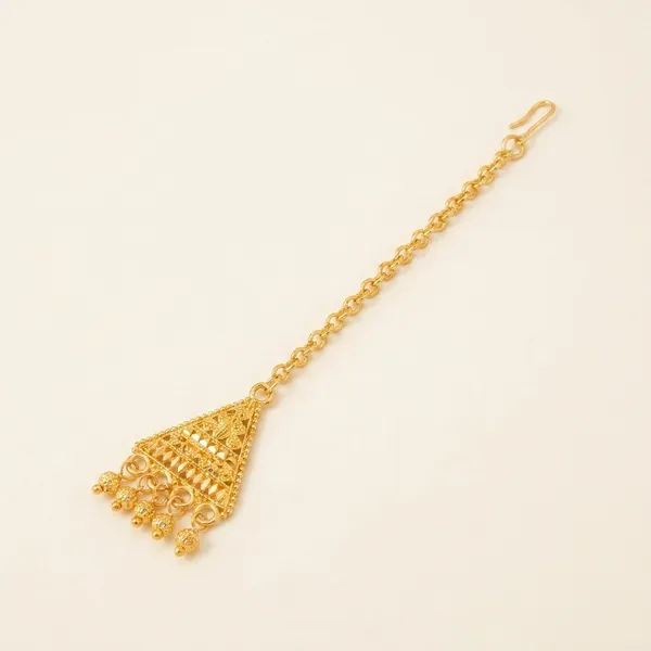 Traditional_Gold_Plated_Maang_Tikka_With_Intricate_Detailing