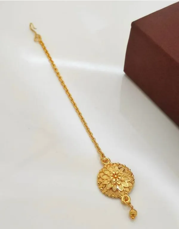 Traditional_Gold_Toned_Maang_Tikka_With_Floral_Pendant_And_Ghungroo_Drop
