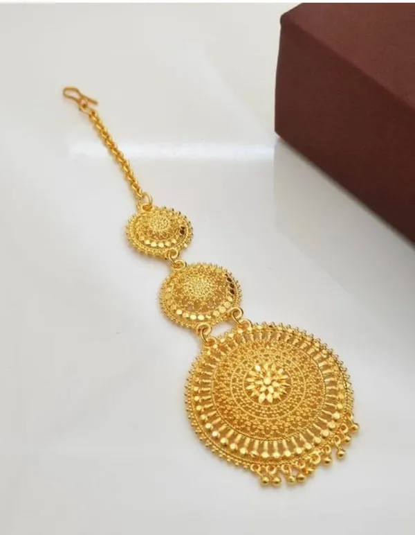 Traditional_Gold_Toned_Maang_Tikka_With_Intricate_Detailing