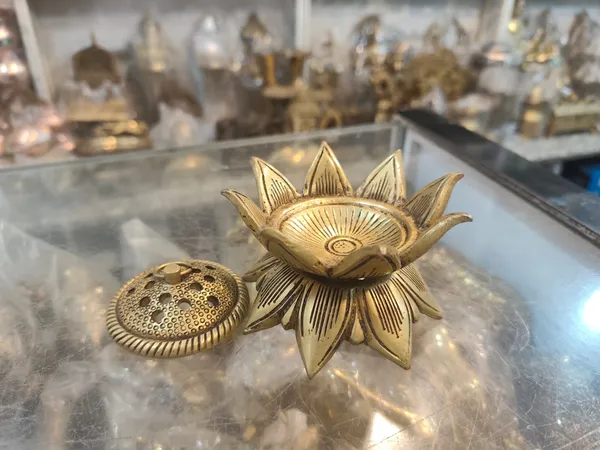 Brass_Sharp_Kamal_Dhoop
