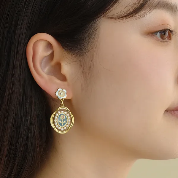 Camelia_Pearl_Earring