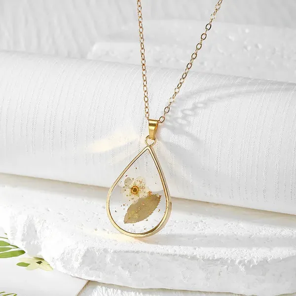 Resin_Pendant_-_A_White_Flower_with_Green_Leaves