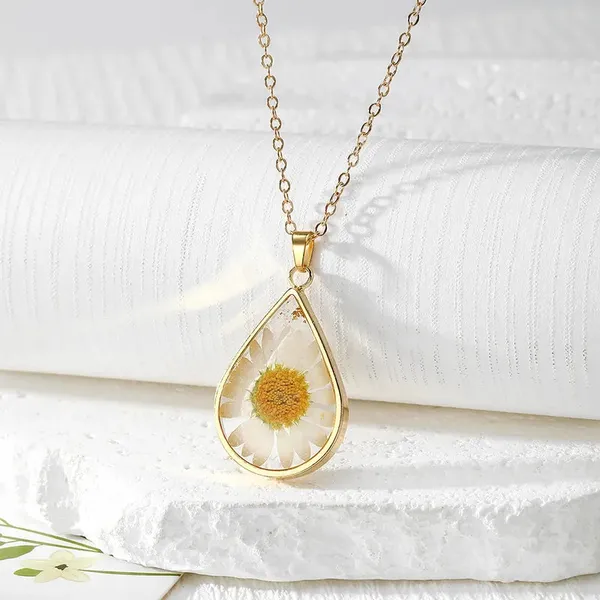 Resin_Pendant_-_A_White_Daisy