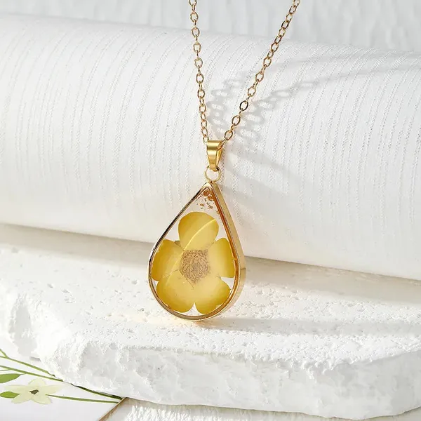 Resin_Pendant_-_A_Yellow_Five-petal_Flower