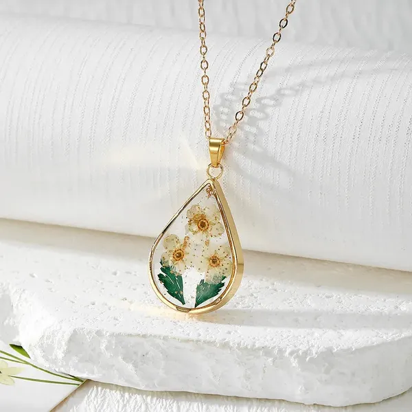 Resin_Pendant_-_Three_White_Flowers