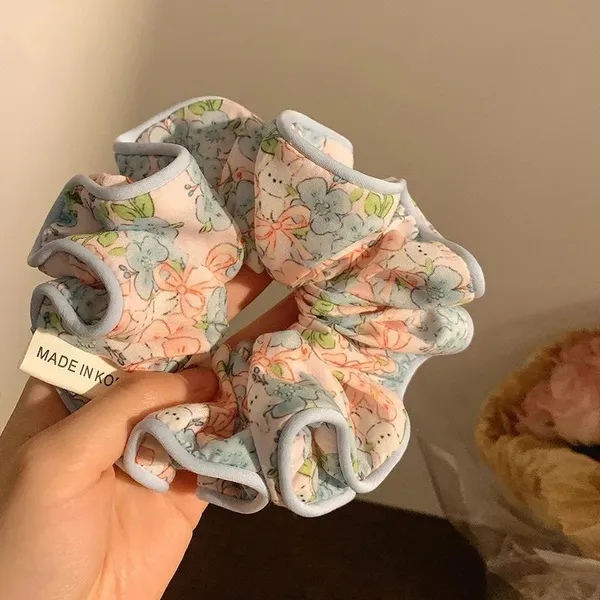 Scrunchie_-_Blue_edge_floral_pleated