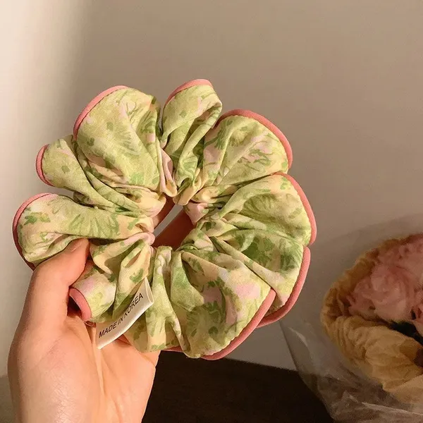 Scrunchie_-_Pink_edge_floral_pleated