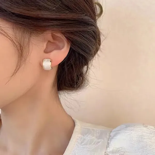 Elegant_White_Stud