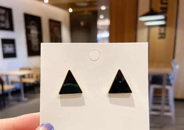 Black_Triangle_Stud