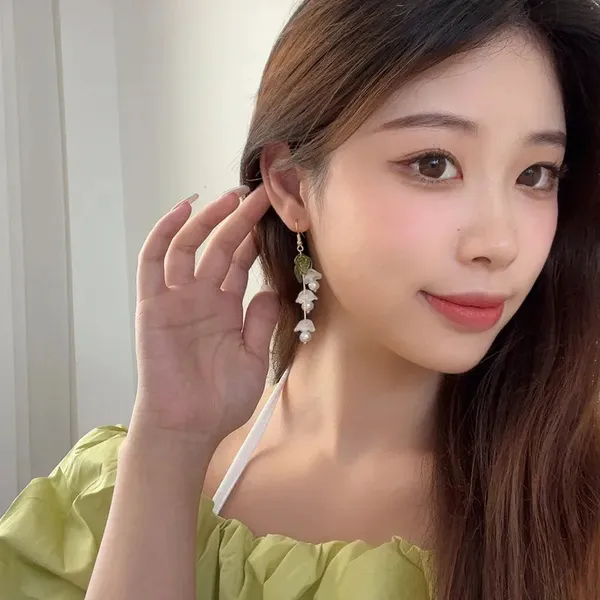 Pairs_of_White_Flowers_-_Korean_Style_Tassel_Earring