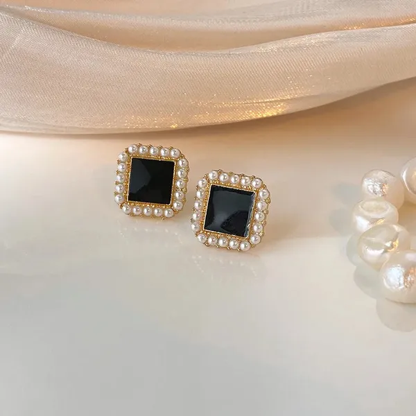 black_square_pearl_stud