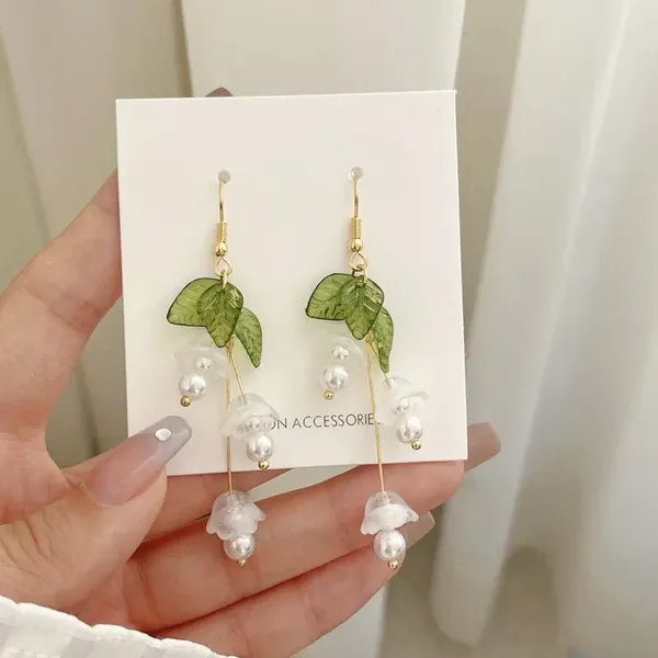Pairs_of_White_Flowers_-_Korean_Style_Tassel_Earring