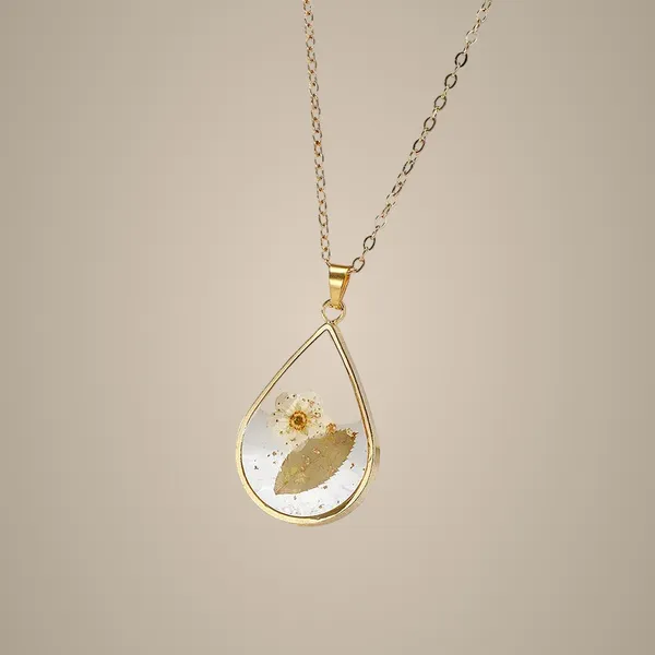 Resin_Pendant_-_A_White_Flower_with_Green_Leaves