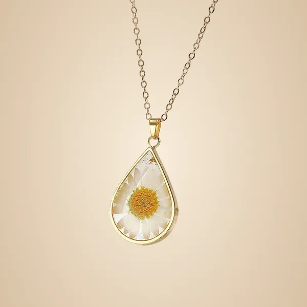 Resin_Pendant_-_A_White_Daisy