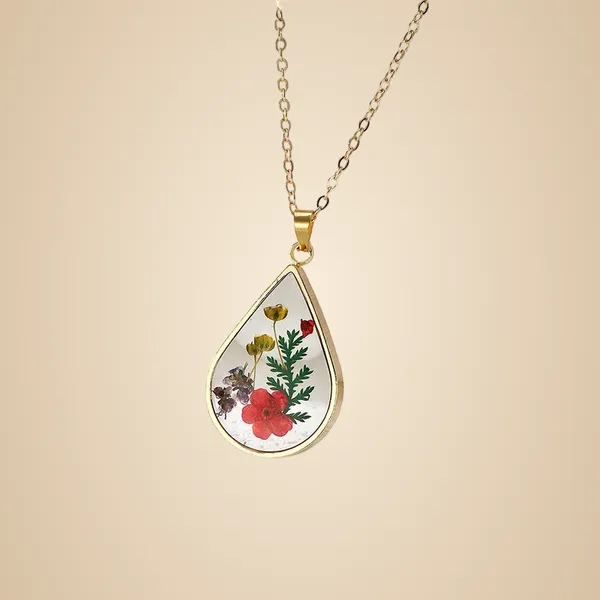Resin_Pendant_-_Red_Daisy,_Green_Leaves,_Purple_and_White_Baby's_Breath