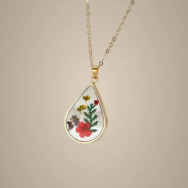 Resin_Pendant_-_Red_Daisy,_Green_Leaves,_Purple_and_White_Baby's_Breath