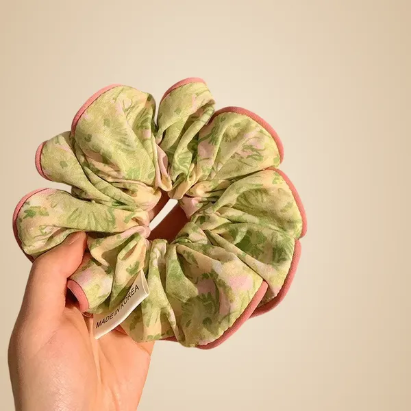 Scrunchie_-_Pink_edge_floral_pleated