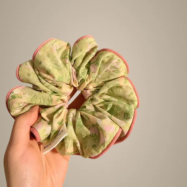 Scrunchie_-_Pink_edge_floral_pleated