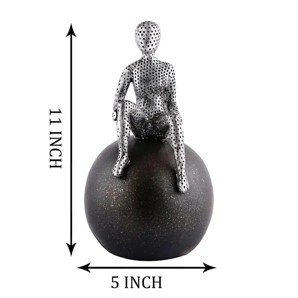 Men_Sitting_On_Ball_Showpiece