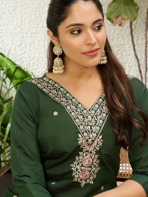 Kivra_Yellow_Women_Kurta_and_Pant_Dupatta_Sets_Silk_Fabrics_with_Embroidery