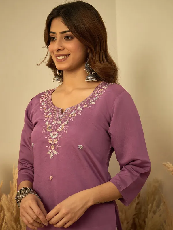 Leona_White_Embroidred_Kurta_Sets_with_Heavy_thread_Work_Women_Suits