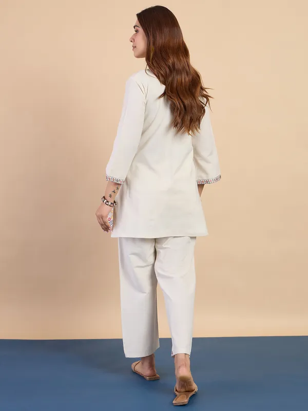 Sattva_White_Embroidred_Kurta_Sets_with_Heavy_thread_Work_Women_Suits