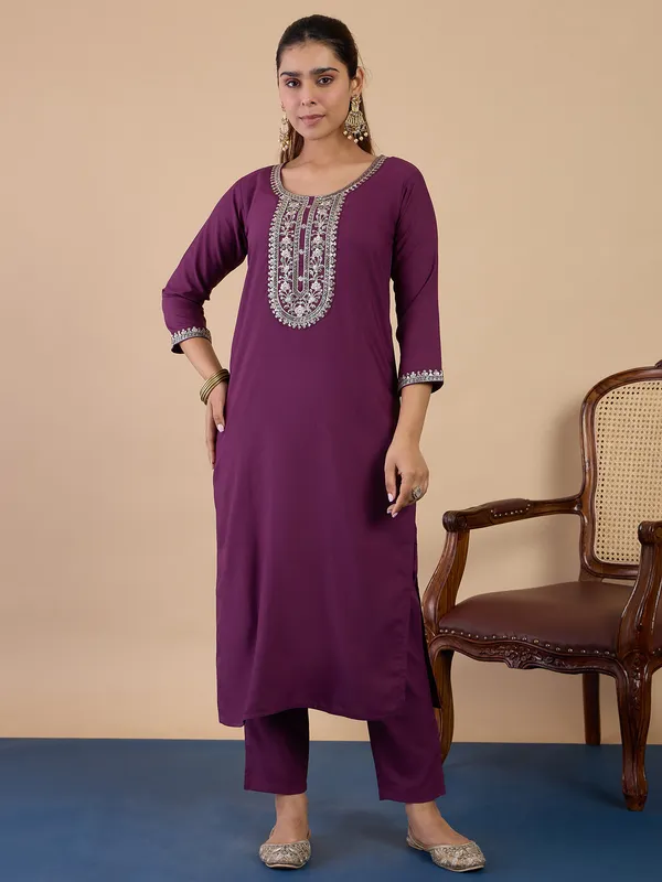 Sutra_White_Embroidred_Kurta_Sets_with_Heavy_thread_Work_Women_Suits