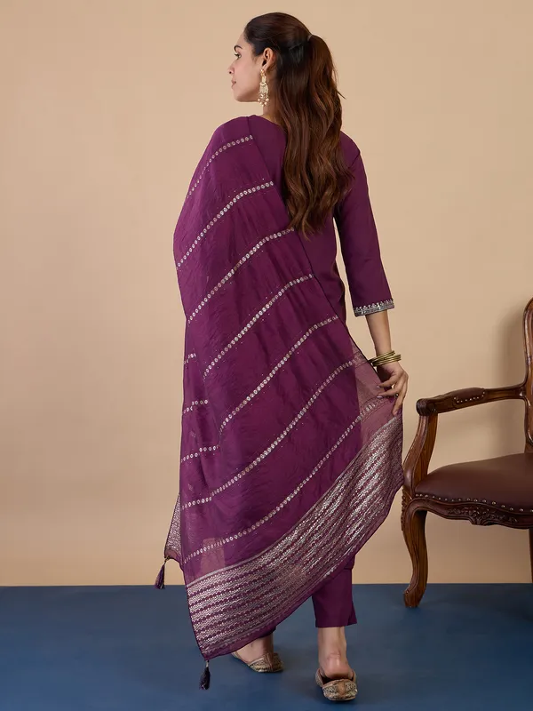 Sutra_White_Embroidred_Kurta_Sets_with_Heavy_thread_Work_Women_Suits