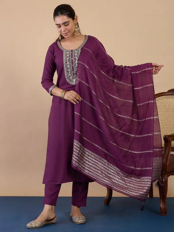 Sutra_White_Embroidred_Kurta_Sets_with_Heavy_thread_Work_Women_Suits