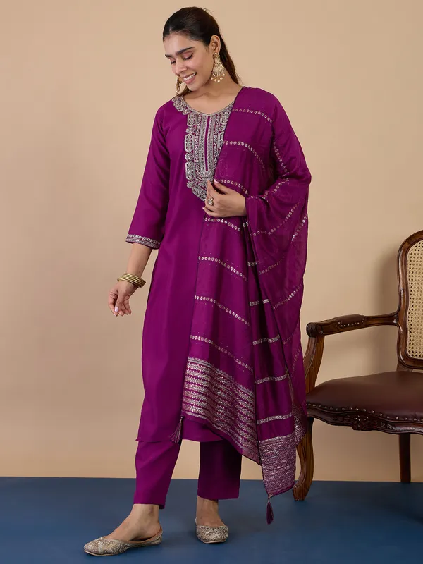 Green_Embroidred_Kurta_Sets_with_Sequins_Work_Women_Suits